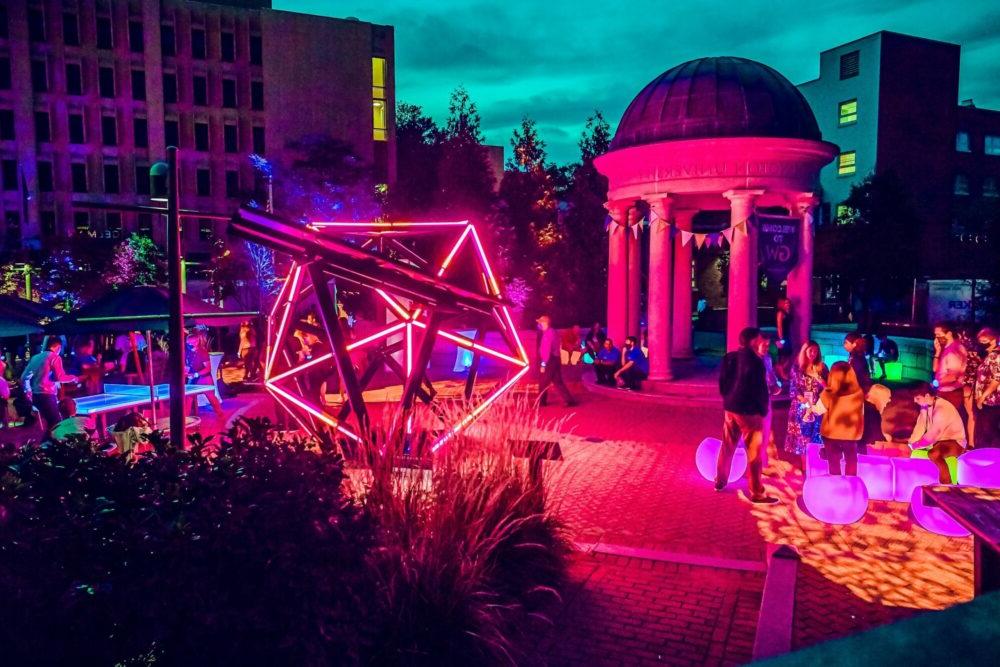 乔治华盛顿大学200周年庆典外的霓虹灯