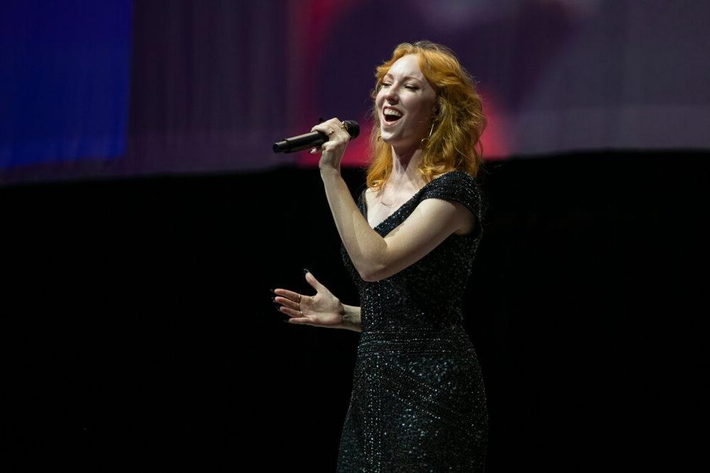 一名女子在佛罗里达大学竞选庆典活动的舞台上唱歌